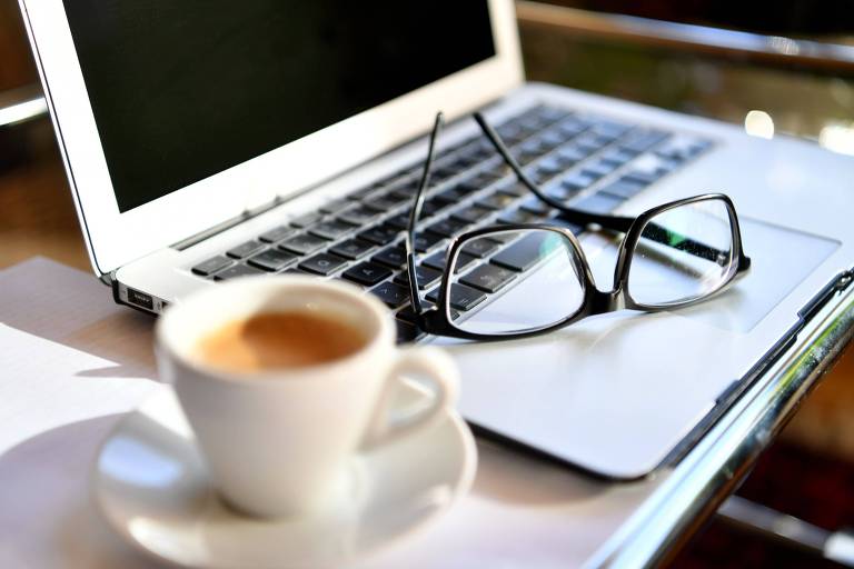 Veja dicas para quem continua indo trabalhar e para quem faz home office em tempo de coronavírus